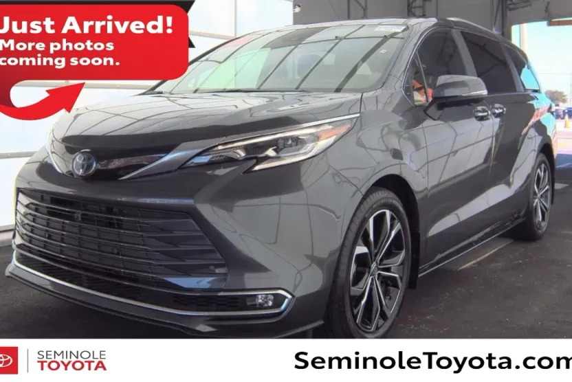 2025 Toyota Sienna Platinum photo 1