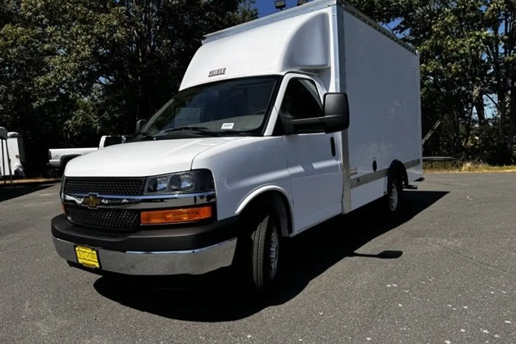 2024 Chevrolet Express Cutaway 3500 photo 1
