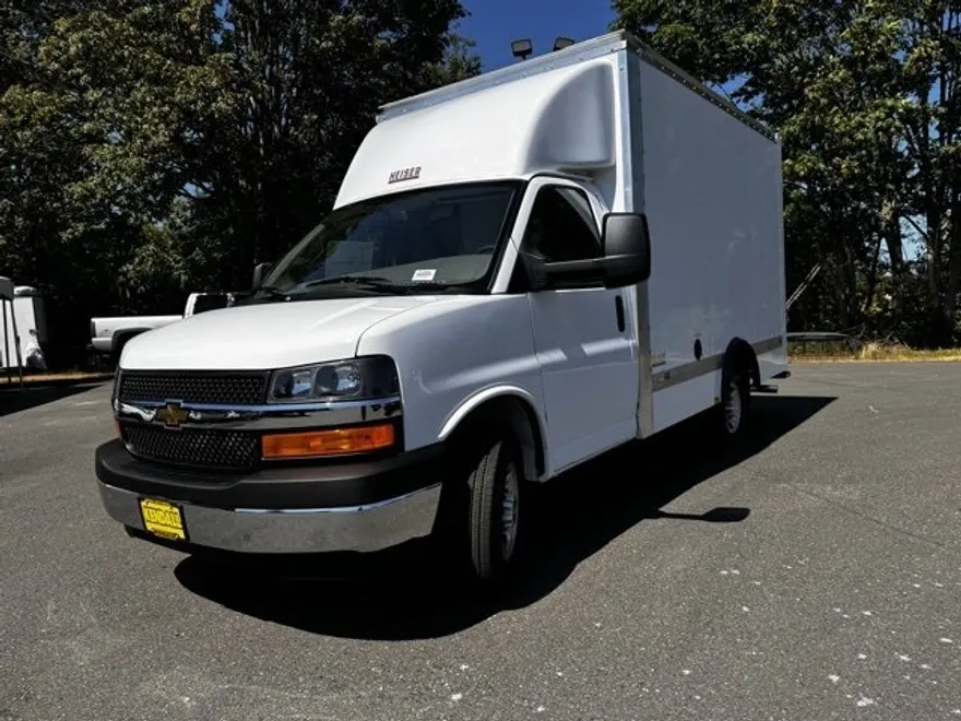 2024 Chevrolet Express Cutaway 3500 photo 1