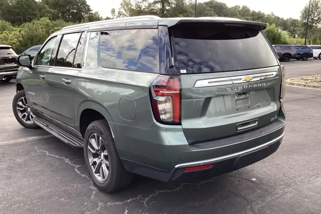 2023 Chevrolet Suburban LT photo 1