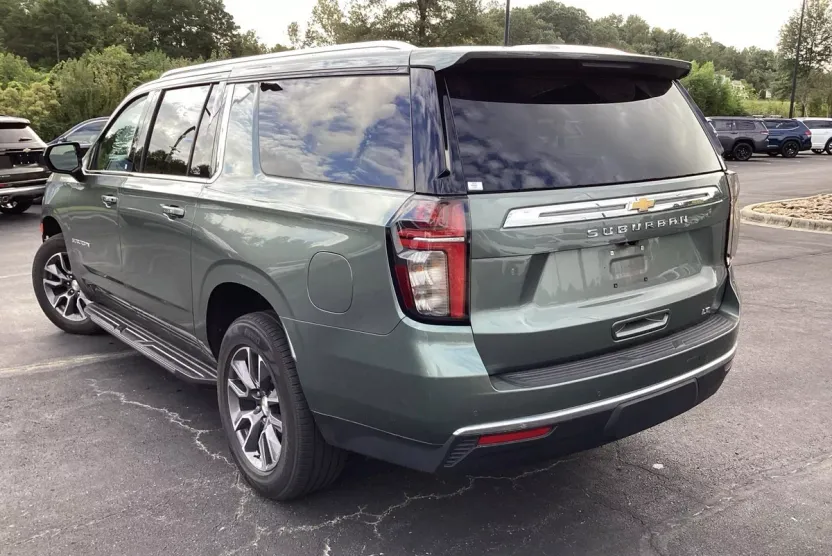 2023 Chevrolet Suburban LT photo 1