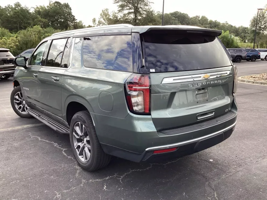 2023 Chevrolet Suburban LT photo 1