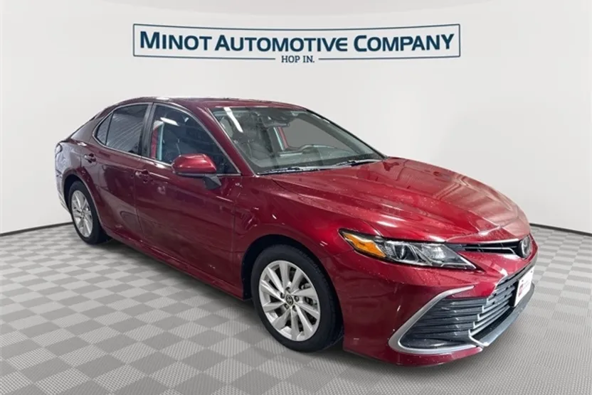 2021 Toyota Camry LE photo 1