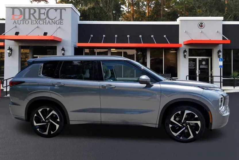 2023 Mitsubishi Outlander SEL photo 1