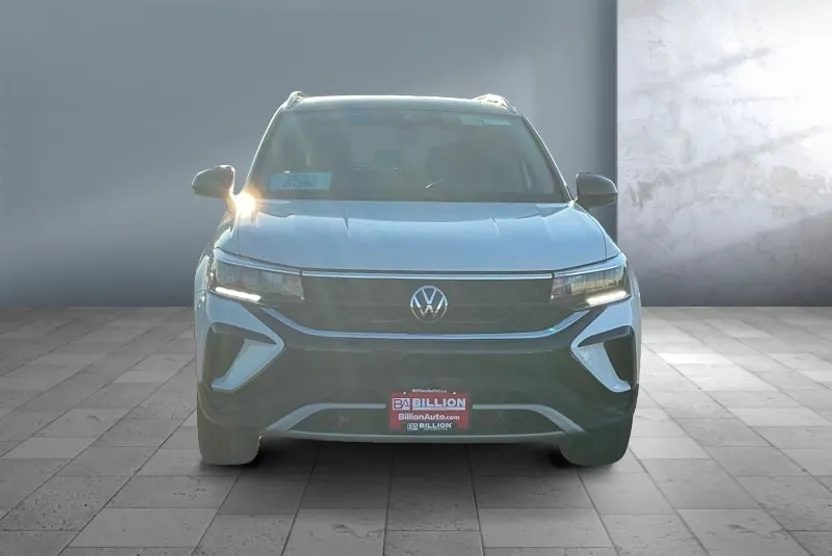 2024 Volkswagen Taos SE photo 1