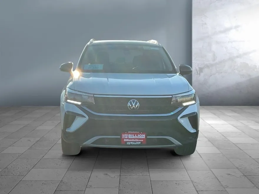 2024 Volkswagen Taos SE photo 1