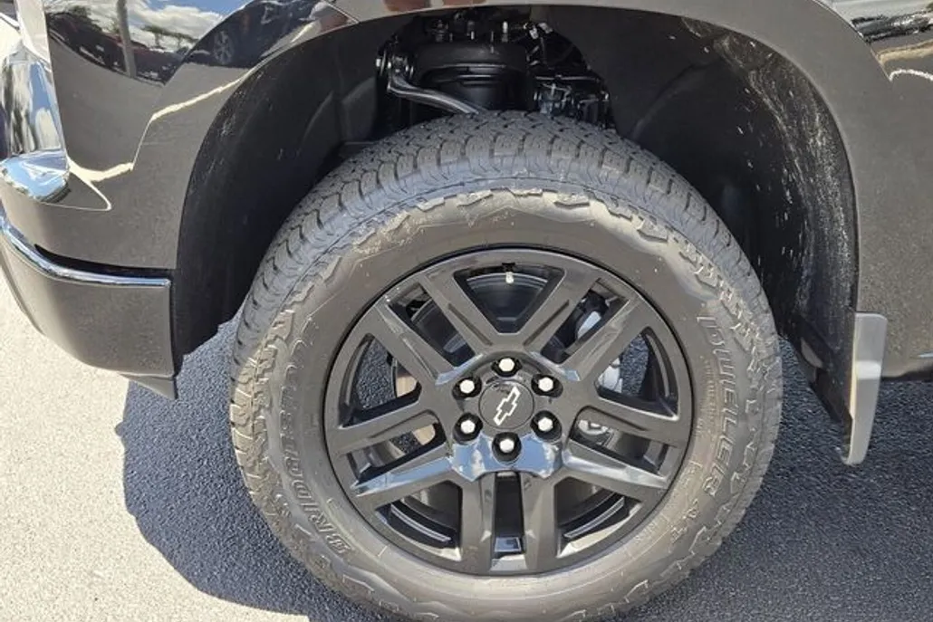 2025 Chevrolet Silverado 1500 Custom Trail Boss photo 1