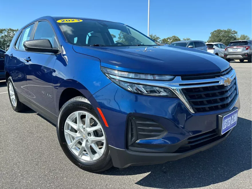 2023 Chevrolet Equinox LS photo 1