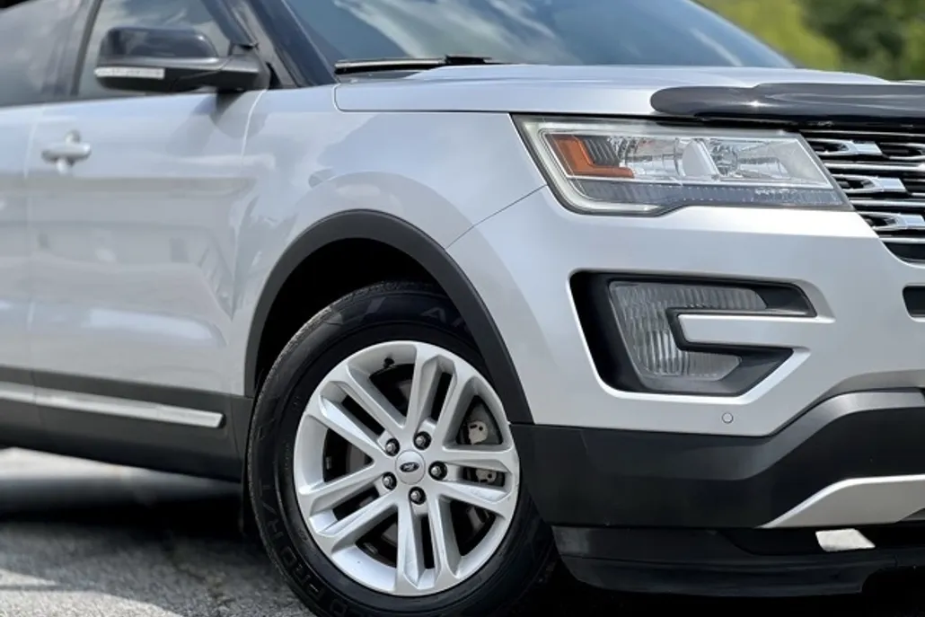 2017 Ford Explorer XLT photo 1