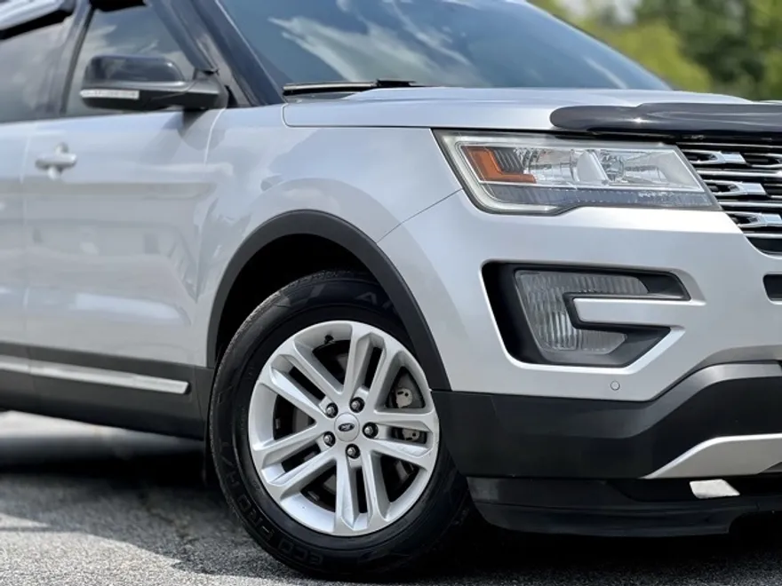 2017 Ford Explorer XLT photo 1
