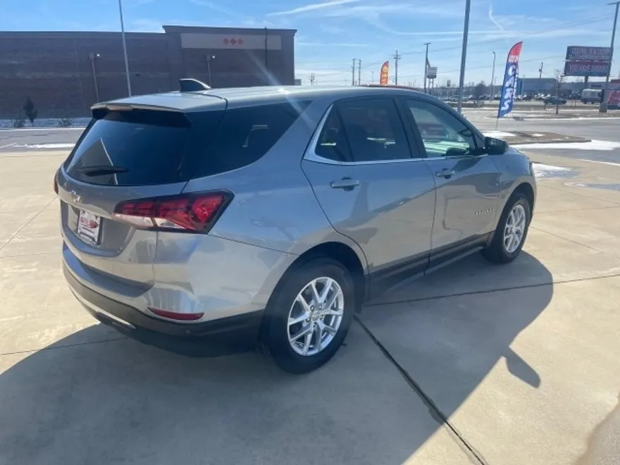 2024 Chevrolet Equinox LT photo 1
