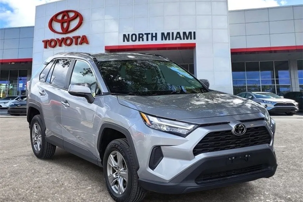 2023 Toyota RAV4 XLE photo 1
