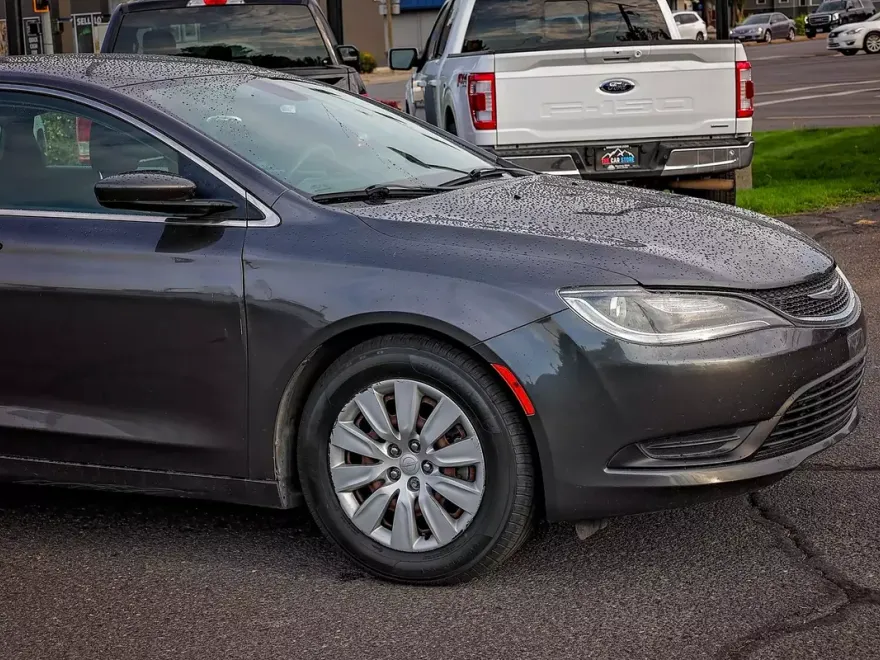 2015 Chrysler 200 LX photo 1