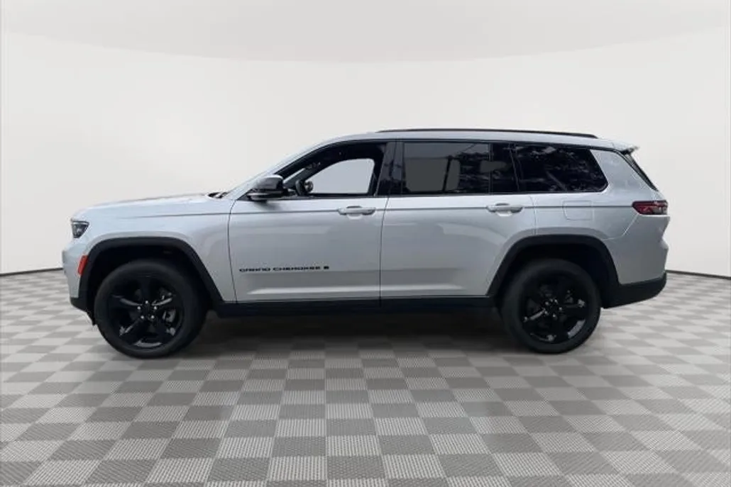 2023 Jeep Grand Cherokee Altitude photo 1