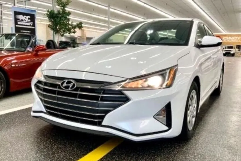2019 Hyundai Elantra SE photo 1