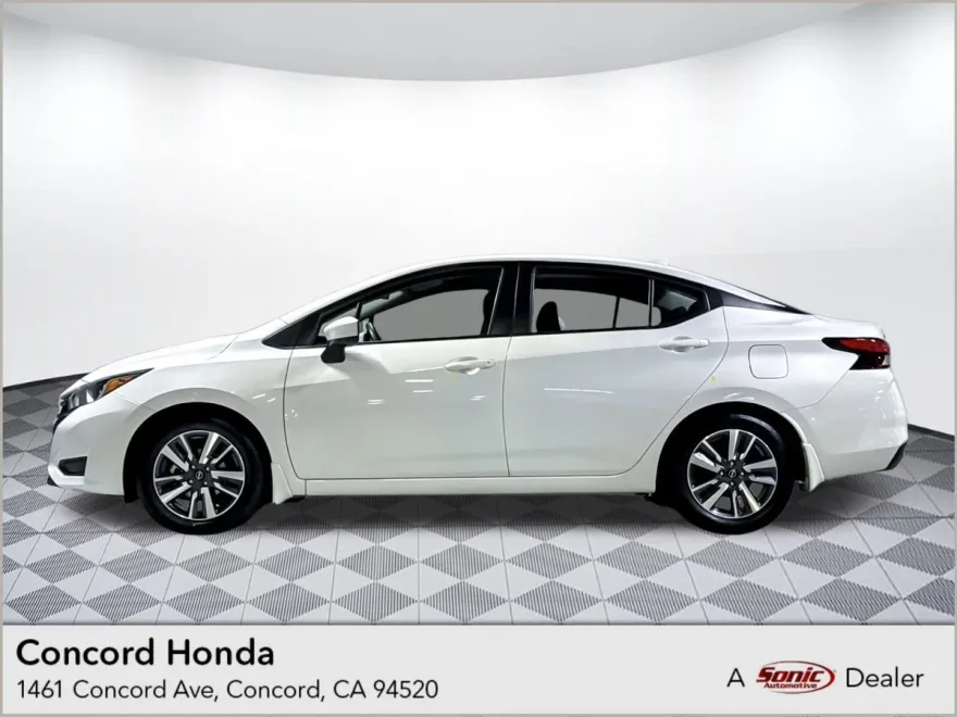 2023 Nissan Versa 1.6 SV photo 1
