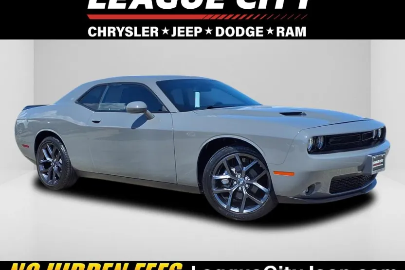 2023 Dodge Challenger SXT photo 1