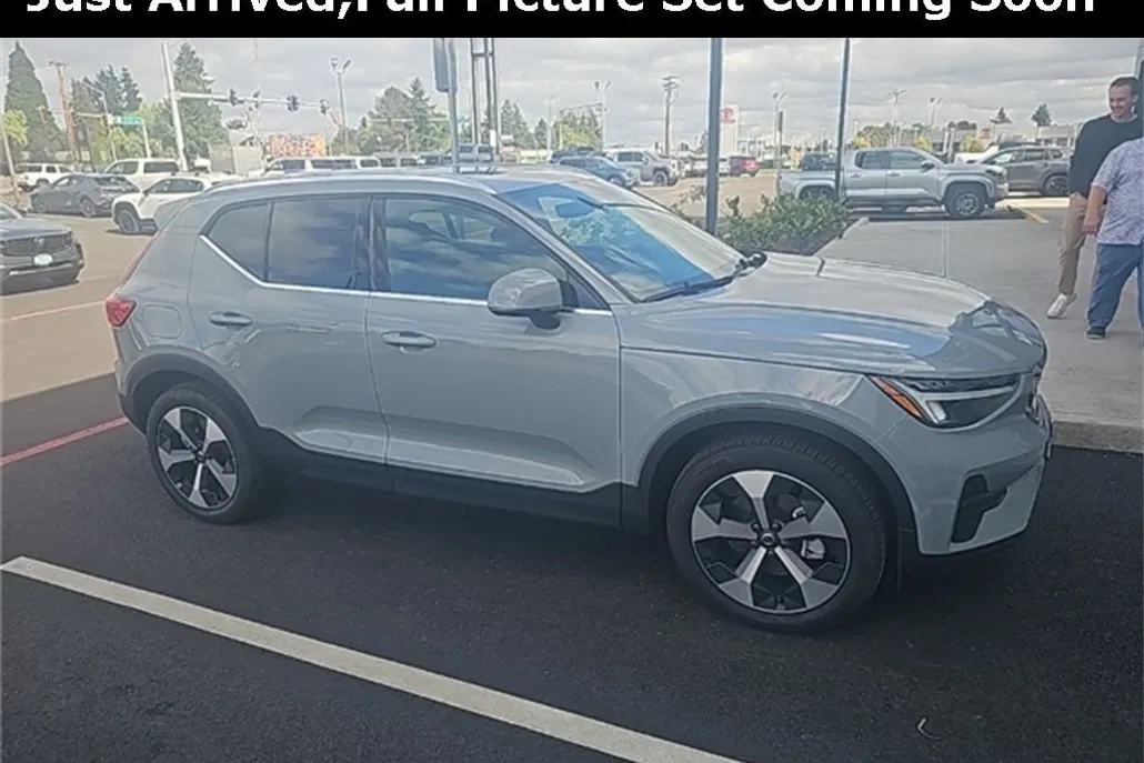 2025 Volvo XC40 Core photo 1