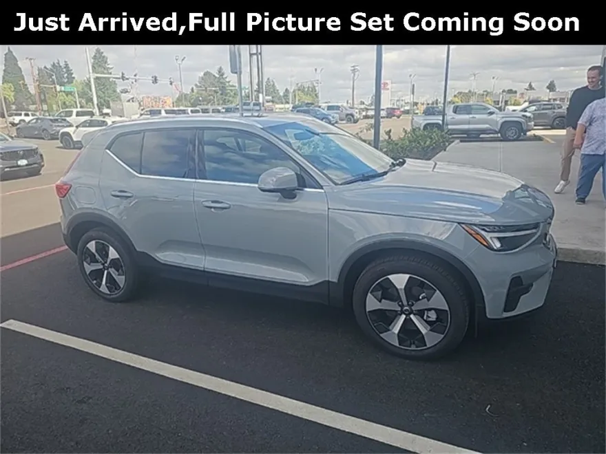 2025 Volvo XC40 Core photo 1