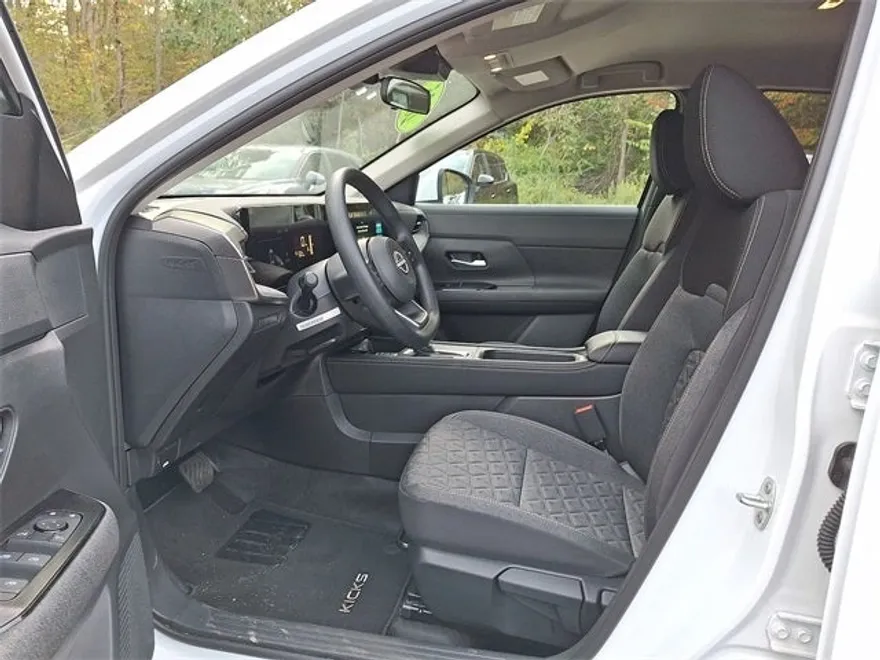 2025 Nissan Kicks SV photo 1