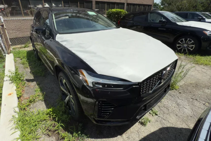 2025 Volvo XC60 T8 photo 1