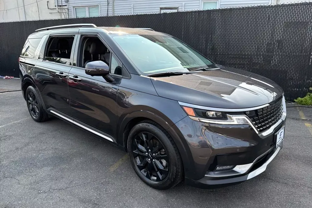 2024 Kia Carnival SX photo 1