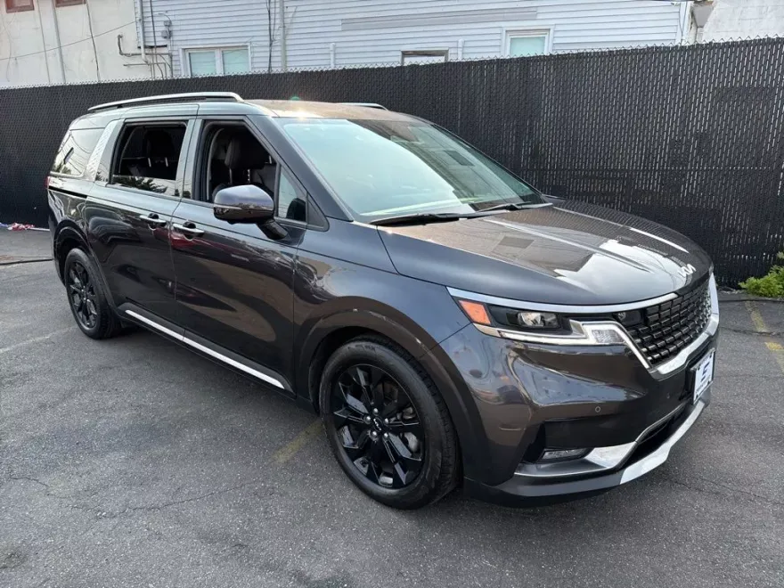 2024 Kia Carnival SX photo 1