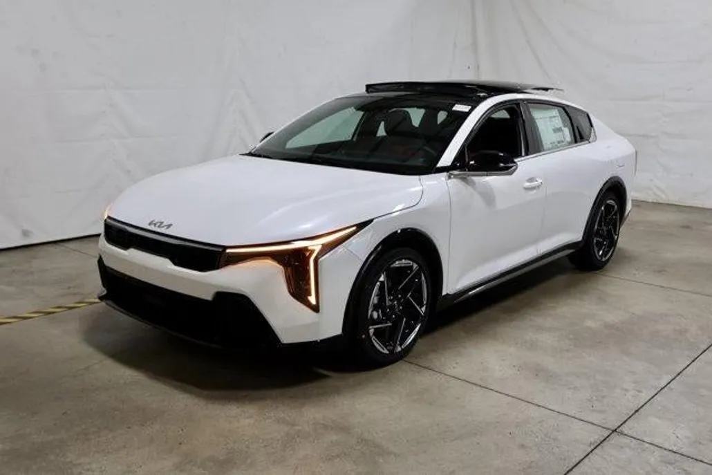 2025 Kia K4 GT-Line photo 1