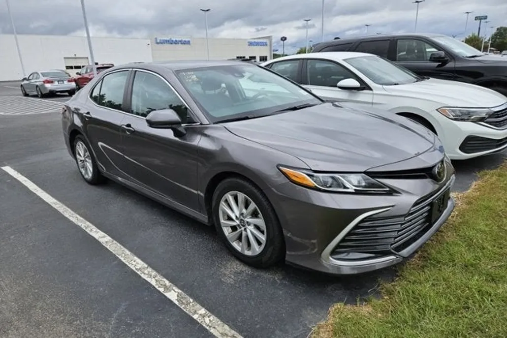 2023 Toyota Camry LE photo 1