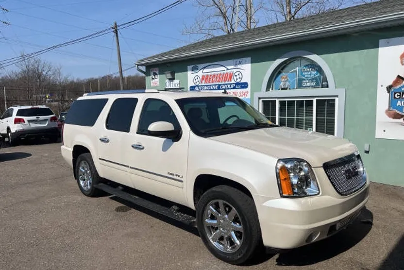 2011 Gmc Yukon XL Denali photo 1