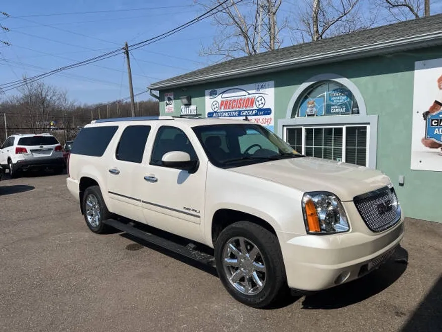 2011 Gmc Yukon XL Denali photo 1