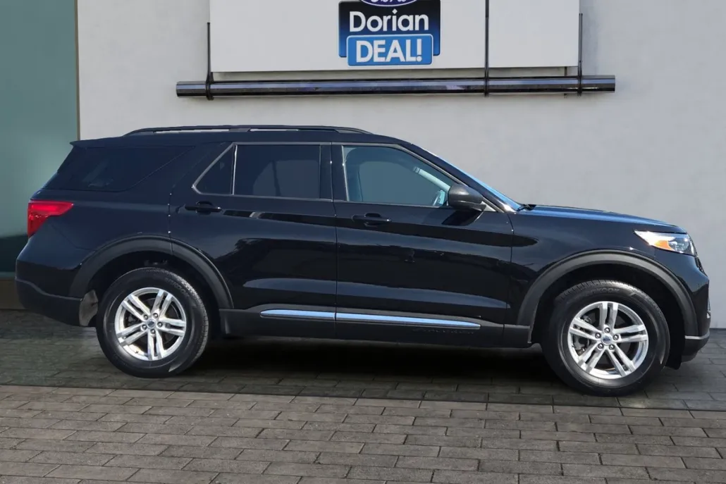 2023 Ford Explorer XLT photo 1
