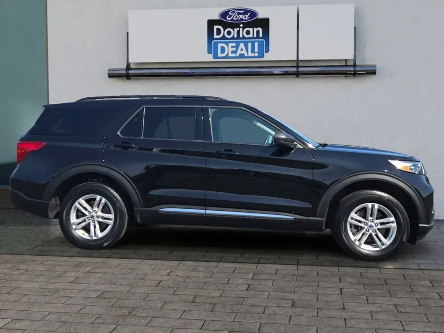 2023 Ford Explorer XLT photo 1