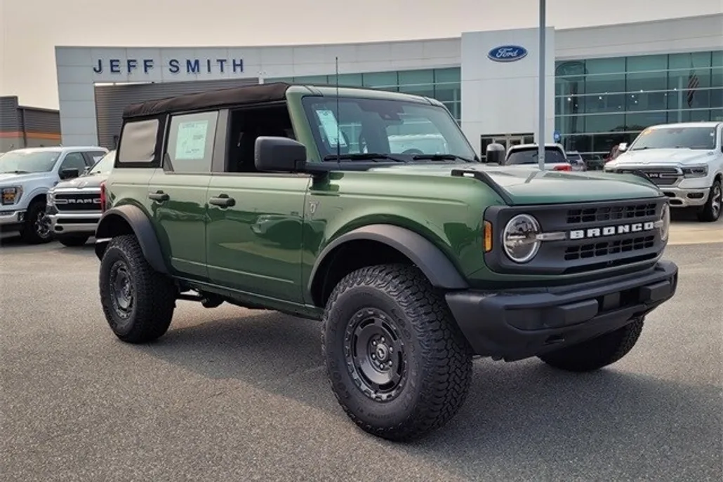 2025 Ford Bronco Base photo 1