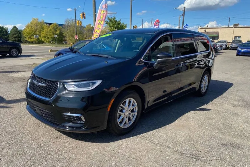 2023 Chrysler Pacifica Touring L photo 1