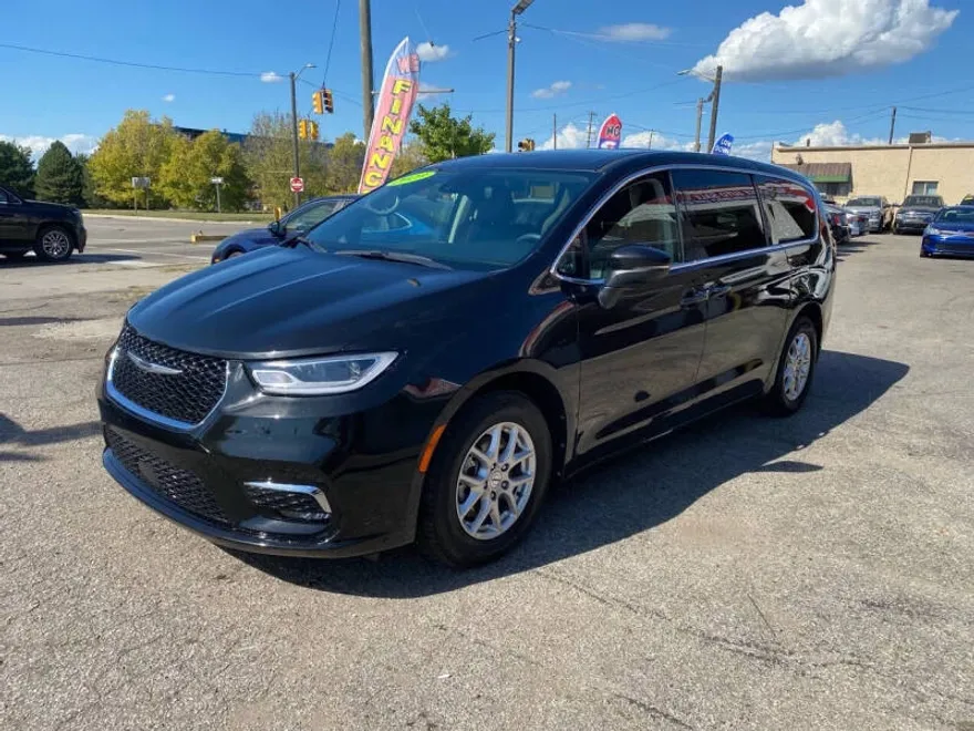 2023 Chrysler Pacifica Touring L photo 1
