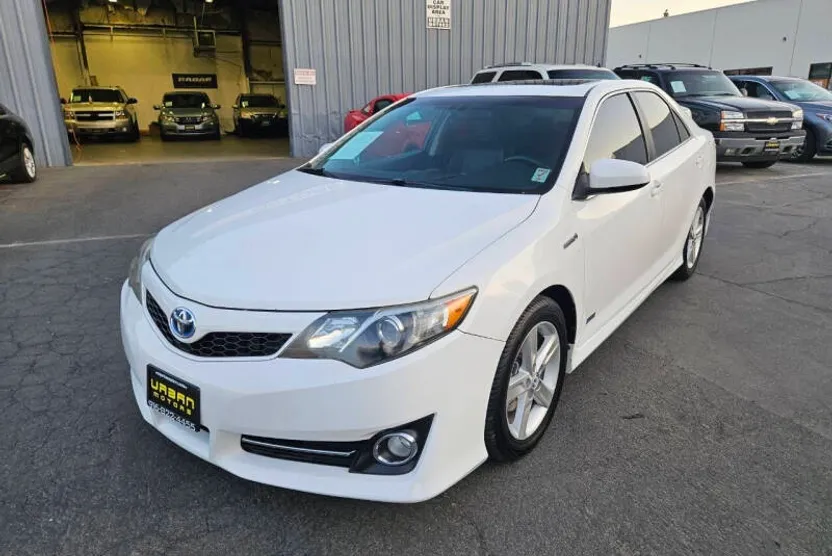 2014 Toyota Camry Hybrid SE photo 1