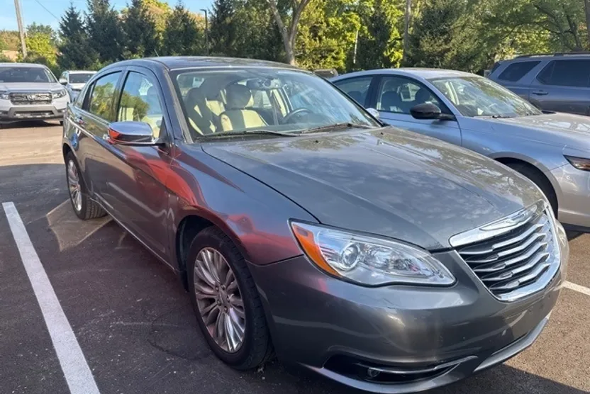 2012 Chrysler 200 Limited photo 1