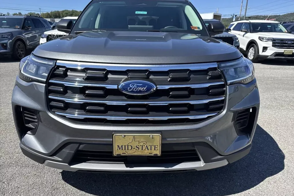 2025 Ford Explorer photo 1