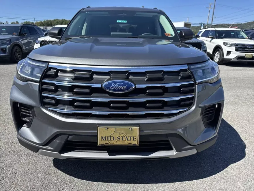 2025 Ford Explorer photo 1