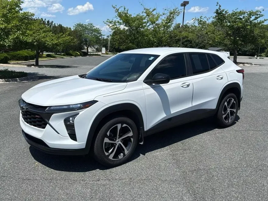 2024 Chevrolet Trax photo 1
