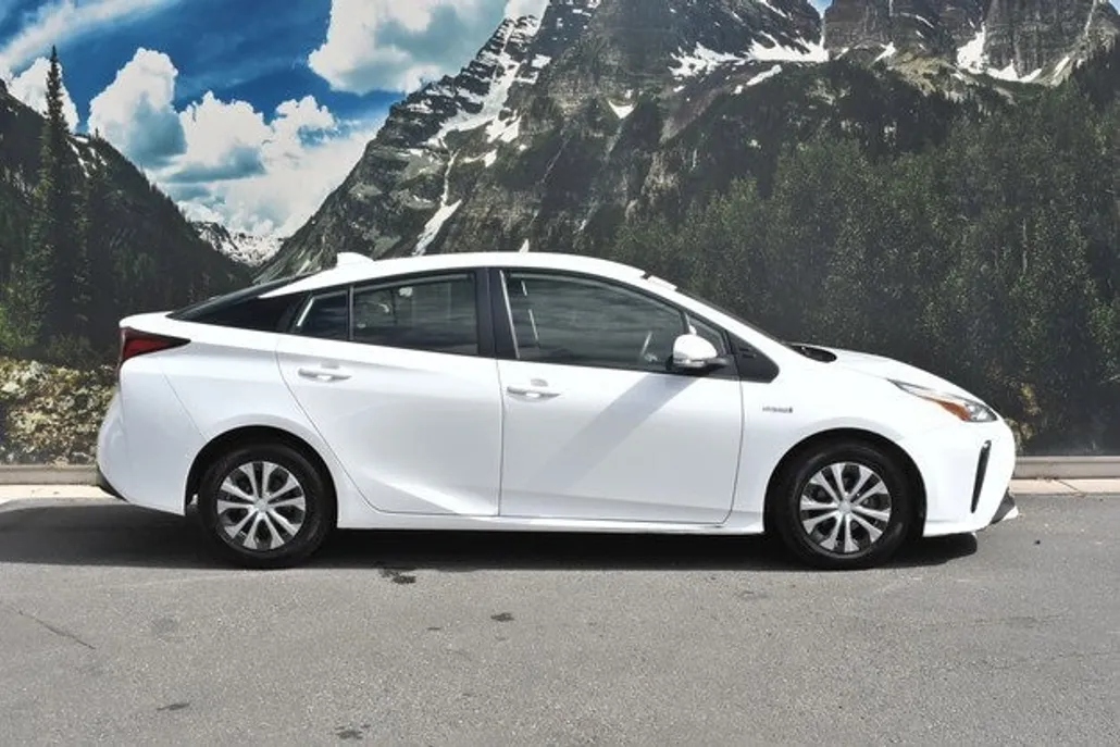 2022 Toyota Prius LE photo 1