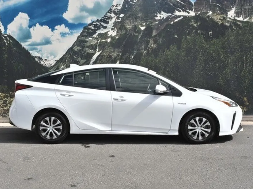 2022 Toyota Prius LE photo 1