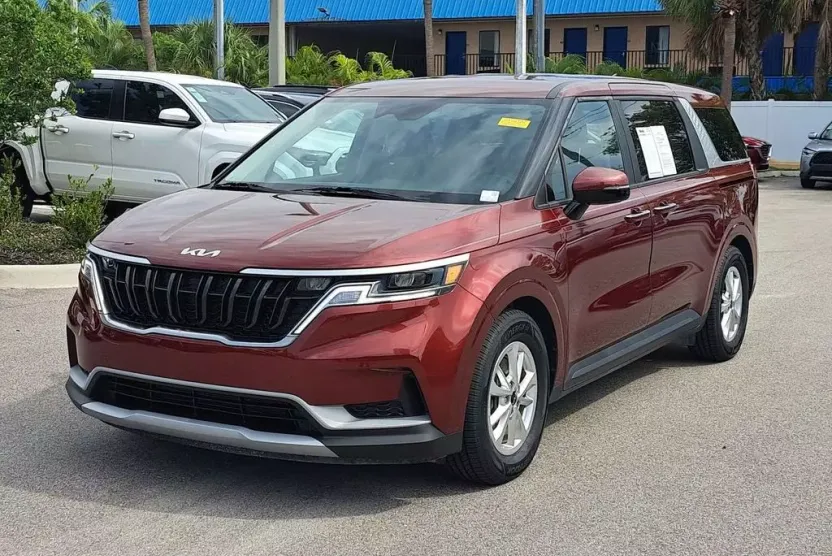 2024 Kia Carnival LX photo 1
