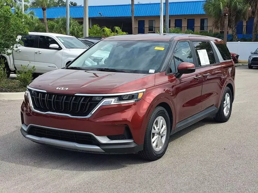 2024 Kia Carnival LX photo 1