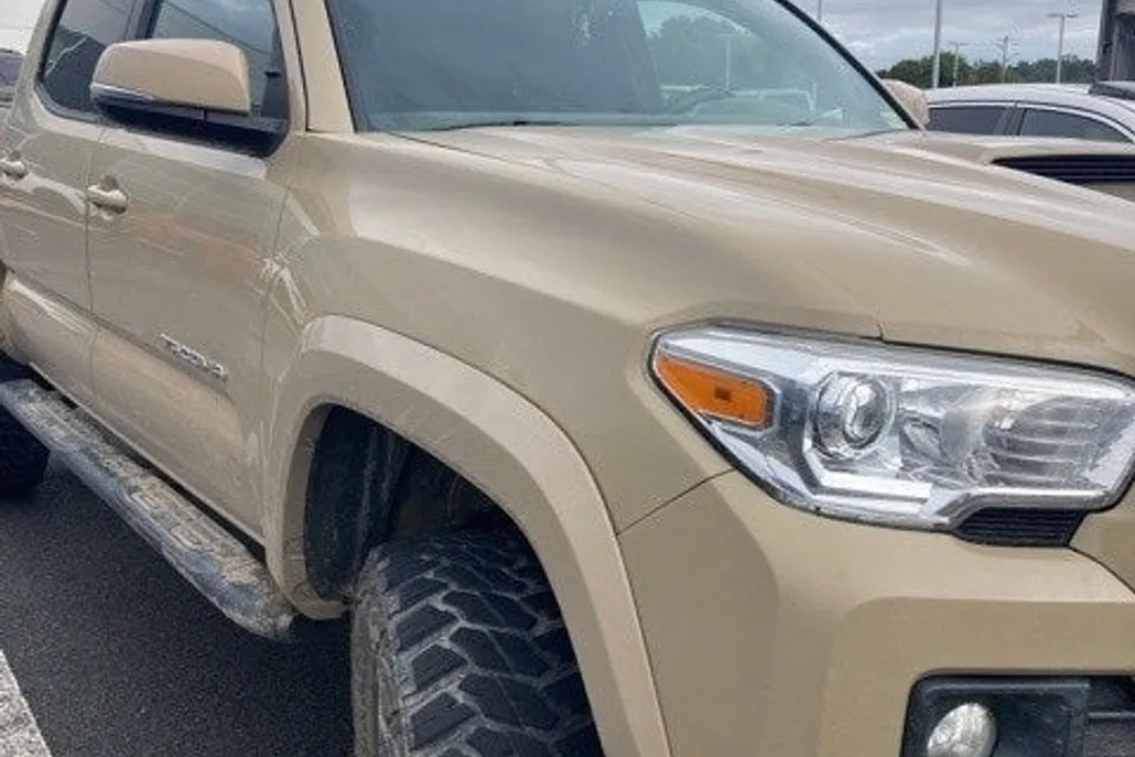 2017 Toyota Tacoma TRD Sport photo 1