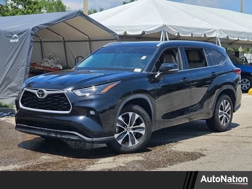 2022 Toyota Highlander XLE photo 1