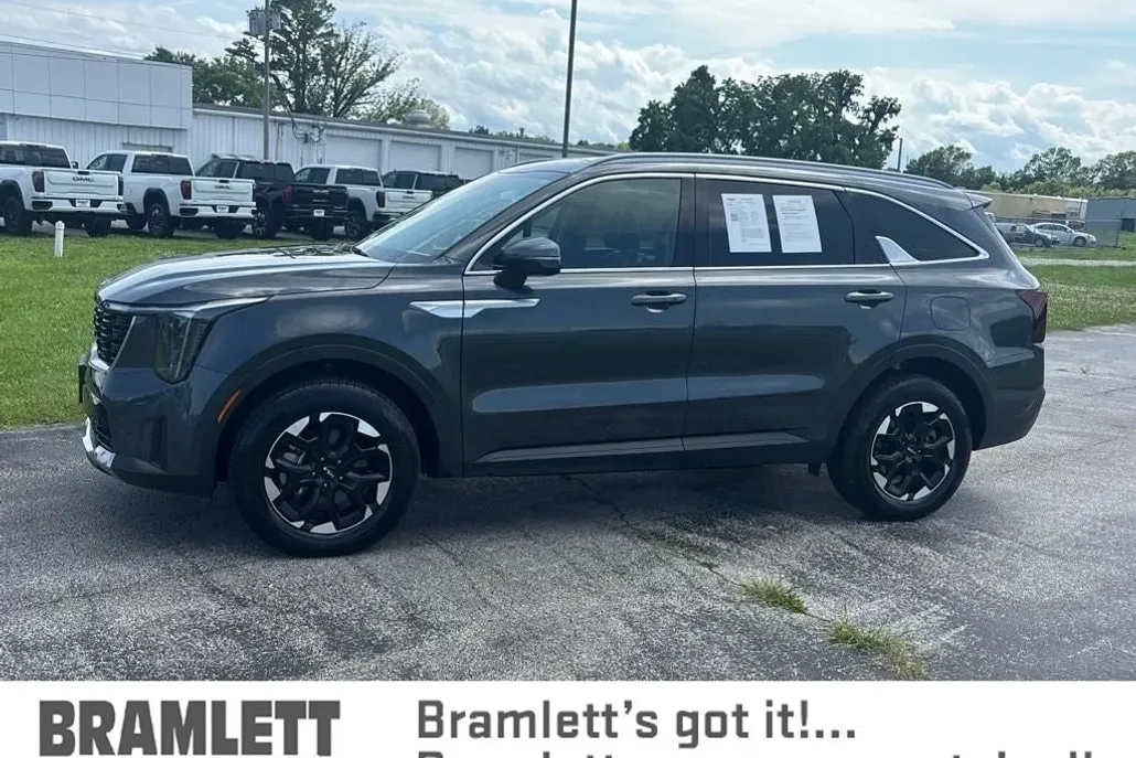 2024 Kia Sorento S photo 1