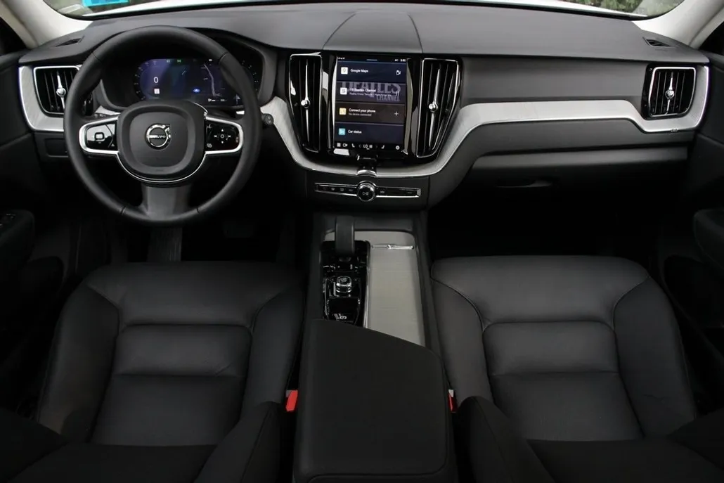 2025 Volvo XC60 B5 Plus photo 1