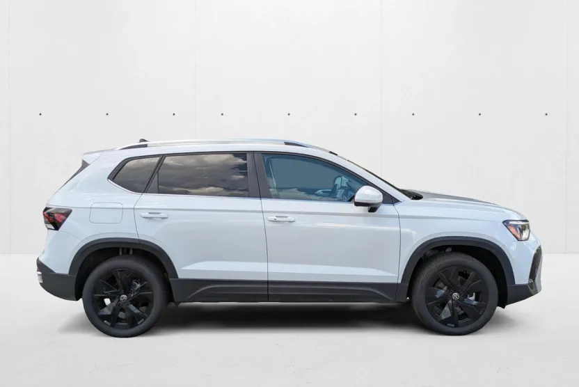 2025 Volkswagen Taos SE photo 1
